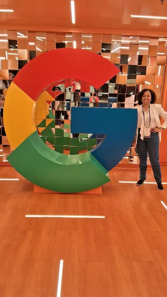 Anna Sánttos no Google - Estátua do G